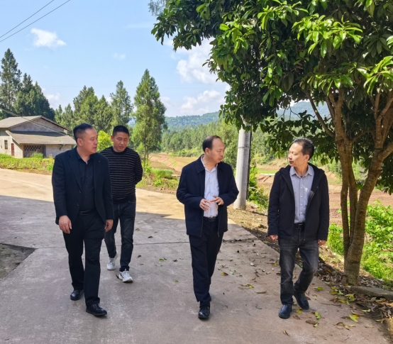 市供銷(xiāo)社黨組書(shū)記、理事會(huì)主任廖爵祿赴平昌縣土埡鎮(zhèn)大嶺村開(kāi)展幫扶工作